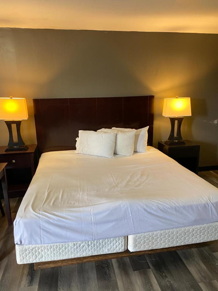 King Room - Non-Smoking interior